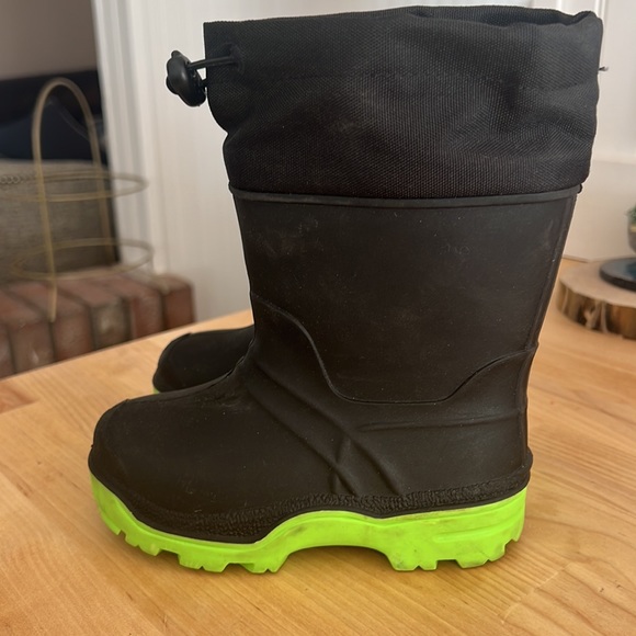 Toddler Snow Boots Size 8 - Picture 2 of 4